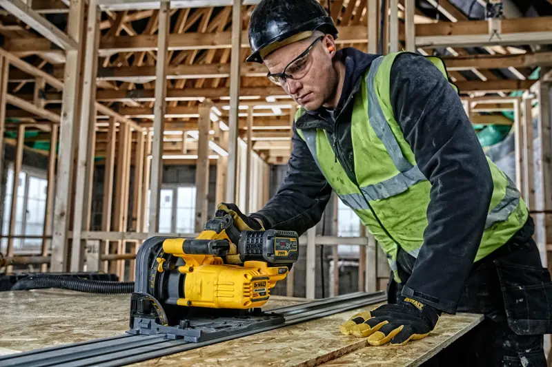 DEWALT DCS520T2-XE, DCS520T2 em uso na construção. Funcionário opera ferramenta amarela.