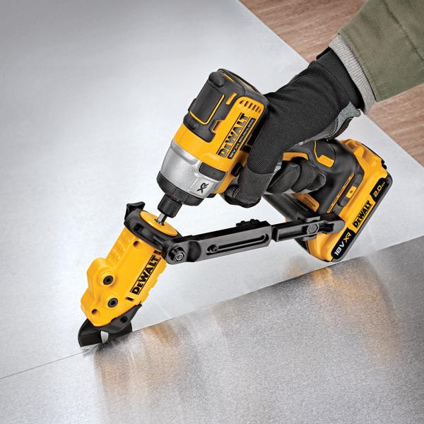 Uma pessoa usando luva está utilizando uma ferramenta elétrica amarela e preta DEWALT DT70620 para cortar uma chapa de metal. A ferramenta é operada por bateria e possui um acessório de corte para trabalhos de precisão.
